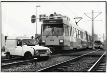 401353 Afbeelding van een op de trambaan terechtgekomen personenauto aan de Graadt van Roggenweg te Utrecht, met in het ...